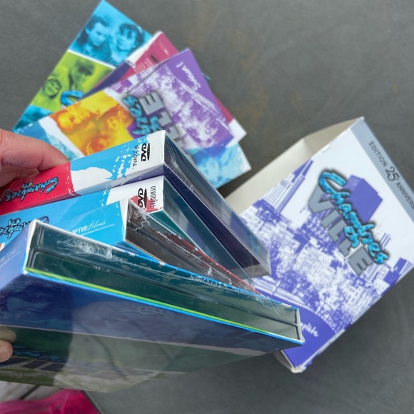 Complete series of Chambre en Ville (some still sealed) in French DVD - Picture 3 of 3